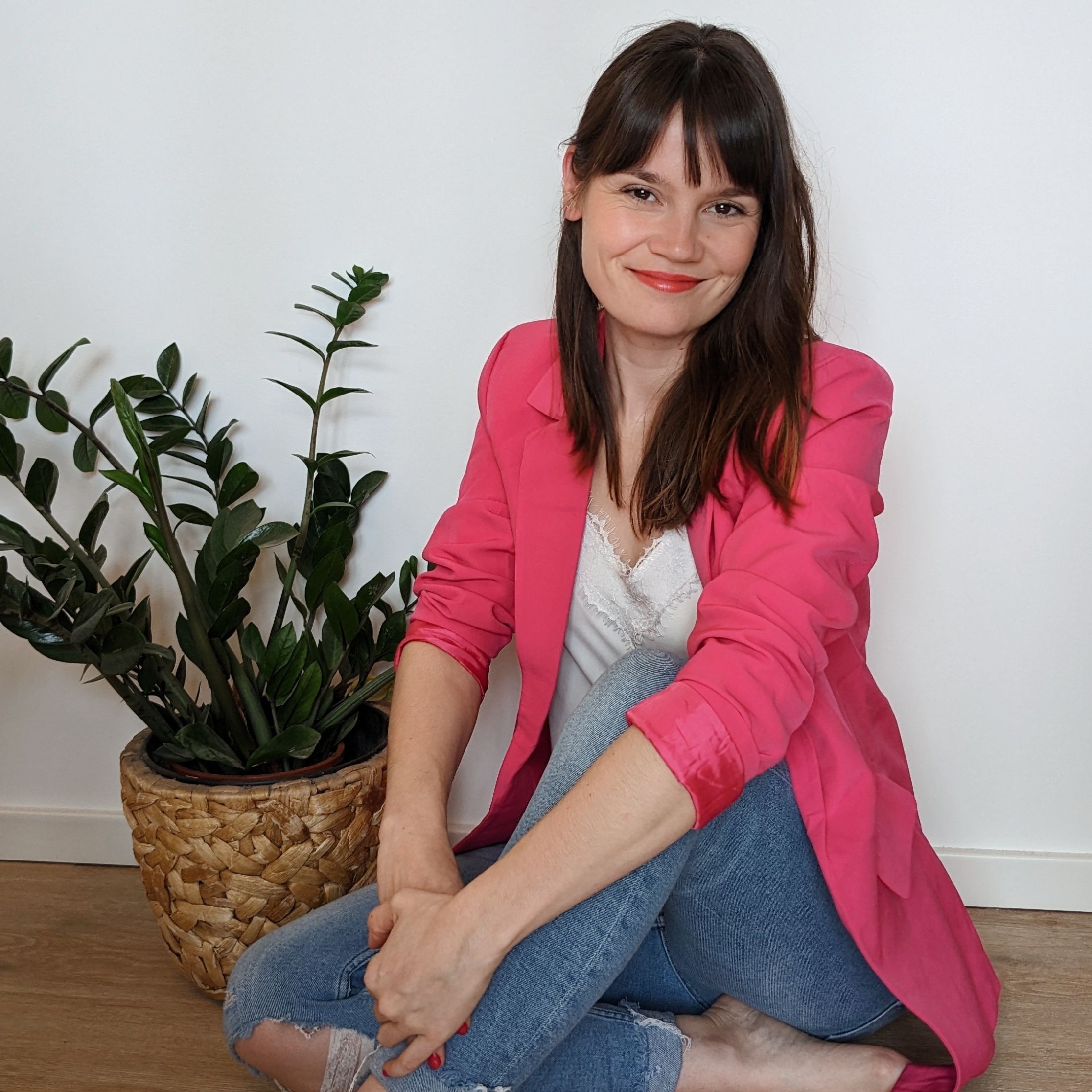 Conny sitzend in Pink