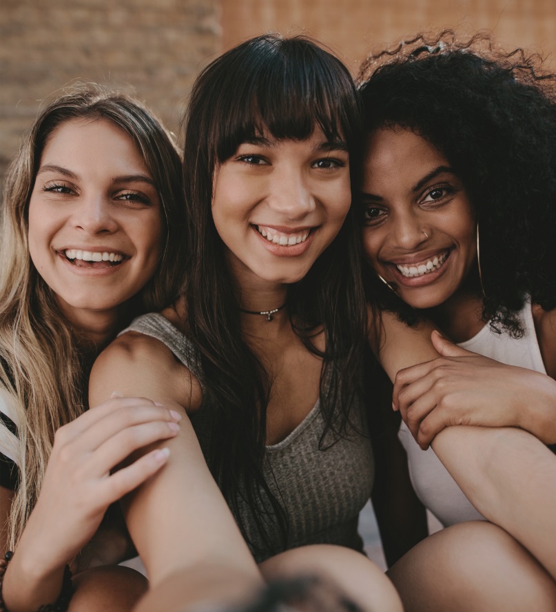 Mehrere Frauen lächeln glücklich in die Kamera
